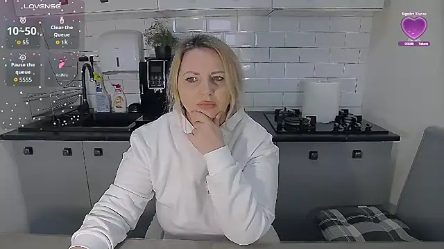 erikaerika online show from March 4, 2026, 9:17 am