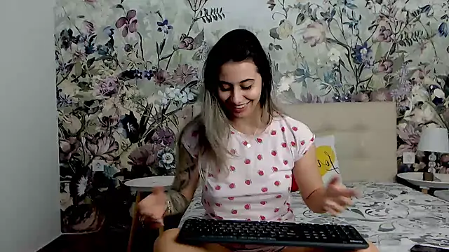 RoseDiamond06 online show from October 24, 2025, 10:09 pm