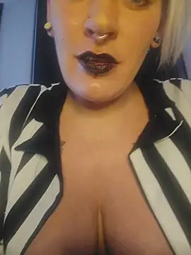 Snapshot of PinkTheHawk chatting on October 10, 2025, 5:41 am PinkTheHawk online show from October 10, 2025, 5:41 am