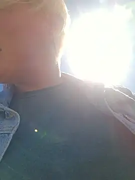 Snapshot of PinkTheHawk chatting on November 5, 2025, 3:20 am PinkTheHawk online show from November 5, 2025, 3:20 am