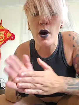 Snapshot of PinkTheHawk chatting on January 22, 2025, 10:37 pm PinkTheHawk online show from January 22, 2025, 10:37 pm