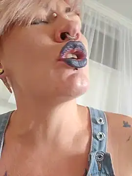 Snapshot of PinkTheHawk chatting on January 18, 2025, 11:22 pm PinkTheHawk online show from January 18, 2025, 11:22 pm