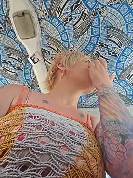 Snapshot of PinkTheHawk chatting on February 18, 2025, 6:15 am PinkTheHawk online show from February 18, 2025, 6:15 am