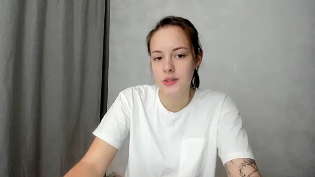 Snapshot of why_again_me chatting on February 11, 2026, 9:14 pm why again me online show from February 11, 2026, 9:14 pm