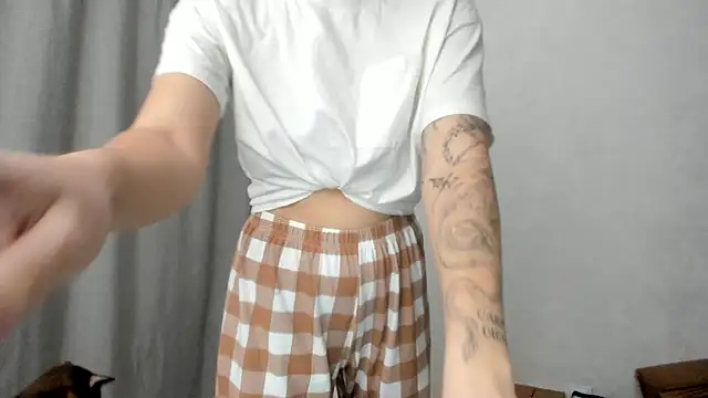 Snapshot of why_again_me chatting on February 12, 2026, 10:09 pm why again me online show from February 12, 2026, 10:09 pm