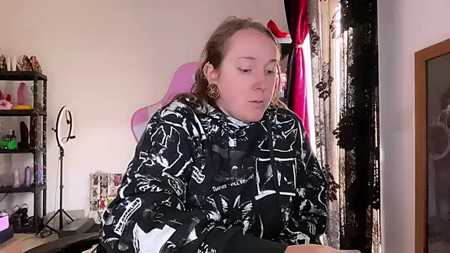 kisicaxx online show from December 17, 2025, 2:00 pm