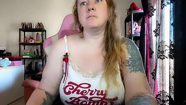 kisicaxx online show from April 5, 2026, 1:51 pm