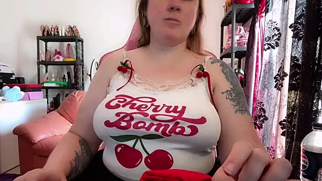 kisicaxx online show from April 6, 2026, 8:48 am