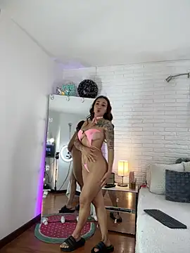 hollythomson online show from November 25, 2025, 2:17 pm