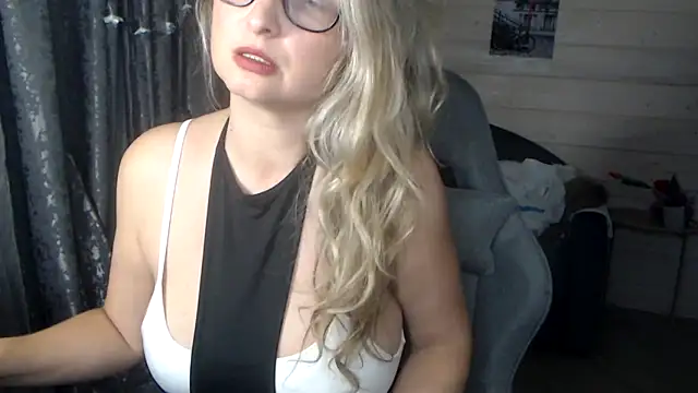 RubiLakros online show from October 24, 2025, 6:51 pm