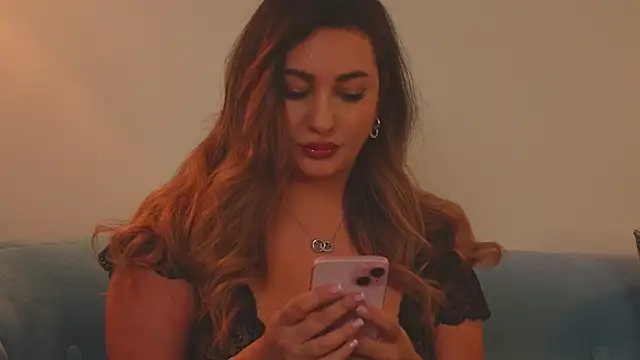 Snapshot of YaaraCollins chatting on February 28, 2025, 12:54 am YaaraCollins online show from February 28, 2025, 12:54 am