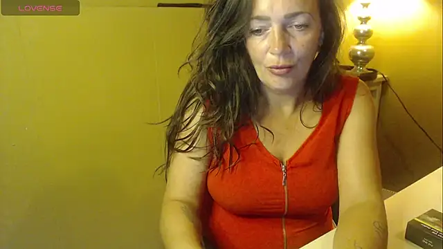 Snapshot of cloe85nl chatting on June 8, 2026, 7:42 am cloe85nl online show from June 8, 2026, 7:42 am