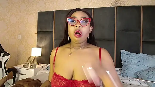 CaseyMoon online show from November 25, 2025, 12:38 pm