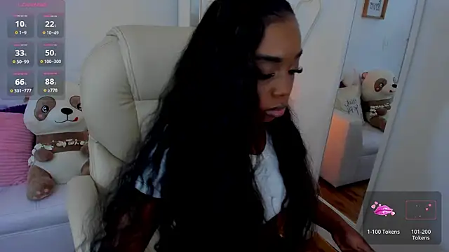 Snapshot of zobe_love chatting on February 18, 2025, 4:14 pm zobe love online show from February 18, 2025, 4:14 pm