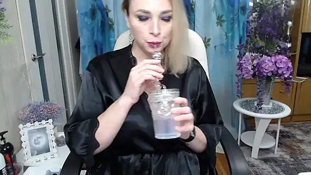 Mika Passion online show from November 16, 2025, 8:52 am