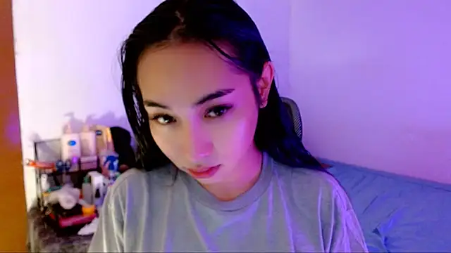 Snapshot of SweetLilly_18 chatting on November 10, 2025, 3:22 am SweetLilly 18 online show from November 10, 2025, 3:22 am