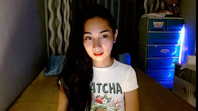 Snapshot of SweetLilly_18 chatting on June 30, 2026, 6:35 am SweetLilly 18 online show from June 30, 2026, 6:35 am