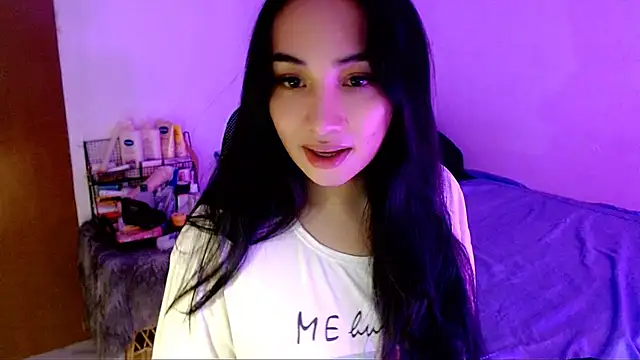 Snapshot of SweetLilly_18 chatting on November 24, 2025, 3:28 am SweetLilly 18 online show from November 24, 2025, 3:28 am