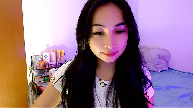 Snapshot of SweetLilly_18 chatting on November 1, 2025, 3:24 am SweetLilly 18 online show from November 1, 2025, 3:24 am