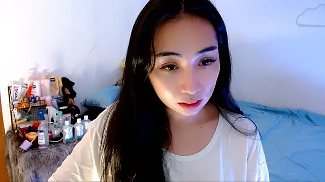 Snapshot of SweetLilly_18 chatting on November 9, 2025, 5:33 am SweetLilly 18 online show from November 9, 2025, 5:33 am