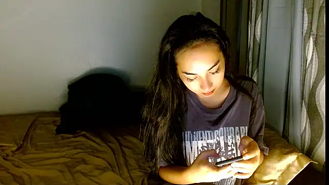 Snapshot of SweetLilly_18 chatting on March 2, 2026, 3:29 am SweetLilly 18 online show from March 2, 2026, 3:29 am