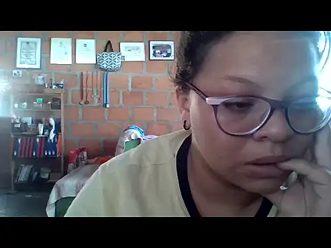 Snapshot of JanetPeters_ chatting on December 18, 2025, 7:50 pm JanetPeters online show from December 18, 2025, 7:50 pm