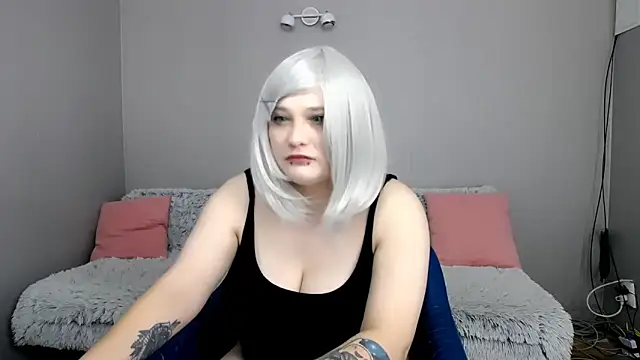 Snapshot of Estheri chatting on October 1, 2025, 5:56 am Estheri online show from October 1, 2025, 5:56 am