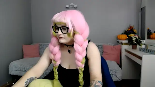 Snapshot of Estheri chatting on November 25, 2025, 7:19 am Estheri online show from November 25, 2025, 7:19 am