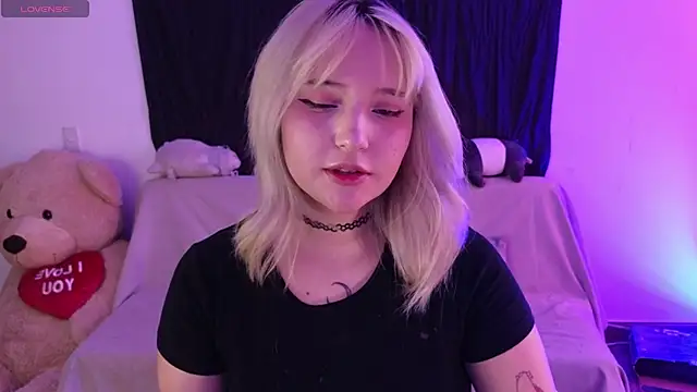 KuroChan420 online show from February 28, 2025, 10:39 pm