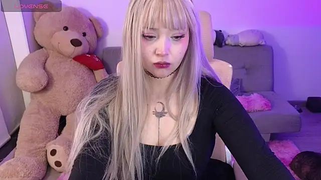 KuroChan420 online show from April 19, 2026, 3:40 am