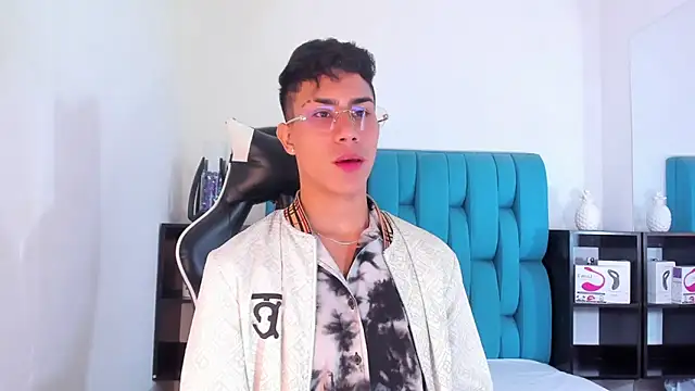 Snapshot of AlanNaughty chatting on March 14, 2025, 7:55 pm AlanNaughty online show from March 14, 2025, 7:55 pm