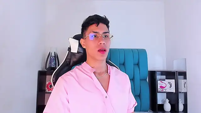 Snapshot of AlanNaughty chatting on February 14, 2025, 10:04 pm AlanNaughty online show from February 14, 2025, 10:04 pm