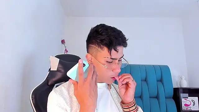 Snapshot of AlanNaughty chatting on March 11, 2025, 7:58 pm AlanNaughty online show from March 11, 2025, 7:58 pm