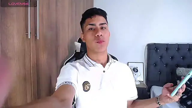 Snapshot of AlanNaughty chatting on March 21, 2025, 9:12 pm AlanNaughty online show from March 21, 2025, 9:12 pm