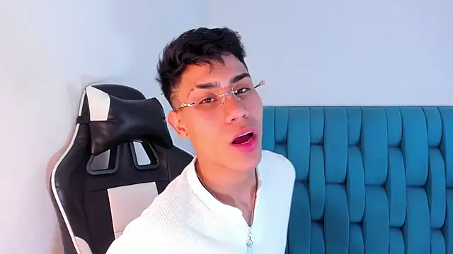 Snapshot of AlanNaughty chatting on February 10, 2025, 8:42 pm AlanNaughty online show from February 10, 2025, 8:42 pm