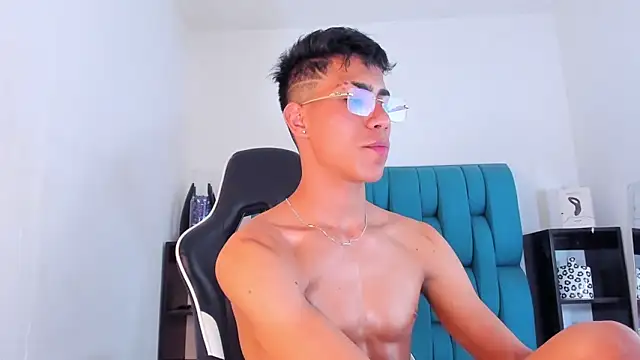 Snapshot of AlanNaughty chatting on January 29, 2025, 11:56 pm AlanNaughty online show from January 29, 2025, 11:56 pm