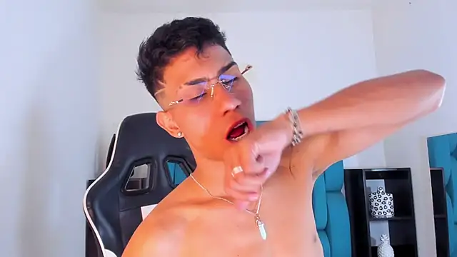 Snapshot of AlanNaughty chatting on January 26, 2025, 1:20 am AlanNaughty online show from January 26, 2025, 1:20 am