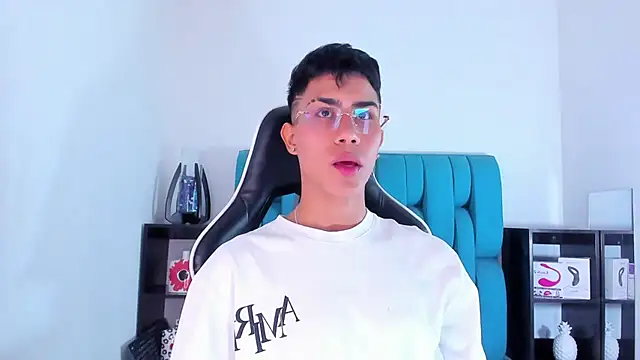 Snapshot of AlanNaughty chatting on February 7, 2025, 8:31 pm AlanNaughty online show from February 7, 2025, 8:31 pm