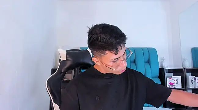 Snapshot of AlanNaughty chatting on March 13, 2025, 10:32 pm AlanNaughty online show from March 13, 2025, 10:32 pm