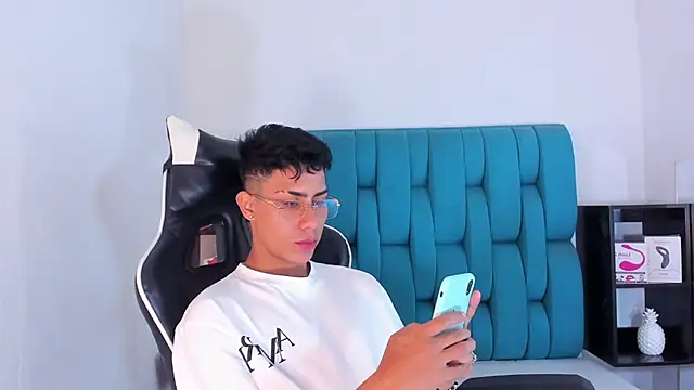 Snapshot of AlanNaughty chatting on February 9, 2025, 4:36 am AlanNaughty online show from February 9, 2025, 4:36 am