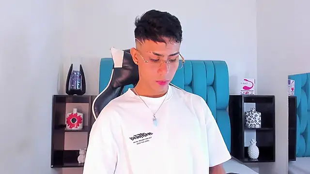 Snapshot of AlanNaughty chatting on January 25, 2025, 10:18 pm AlanNaughty online show from January 25, 2025, 10:18 pm