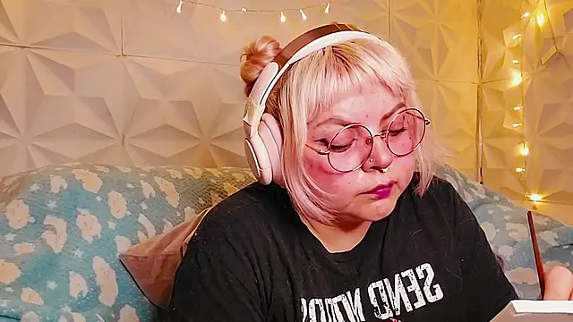 Snapshot of Satyn_doll chatting on June 14, 2026, 10:11 pm Satyn doll online show from June 14, 2026, 10:11 pm