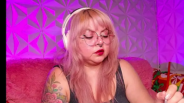 Snapshot of Satyn_doll chatting on February 3, 2026, 12:10 am Satyn doll online show from February 3, 2026, 12:10 am