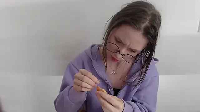  Hanna Moon  online show from April 16, 2026, 12:39 pm