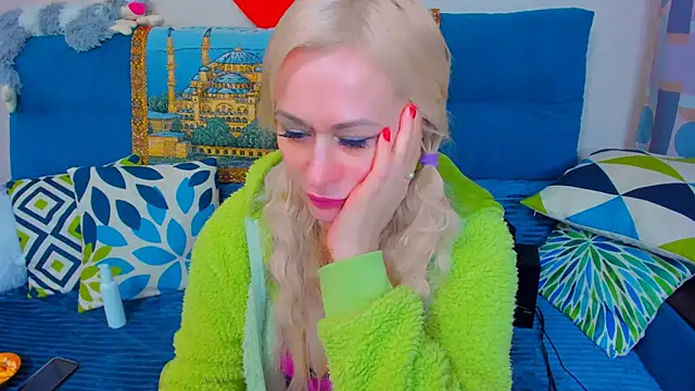 Snapshot of EllenMoore chatting on January 13, 2025, 2:39 am EllenMoore online show from January 13, 2025, 2:39 am