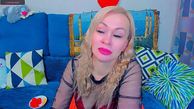 Snapshot of EllenMoore chatting on December 17, 2024, 5:40 am EllenMoore online show from December 17, 2024, 5:40 am