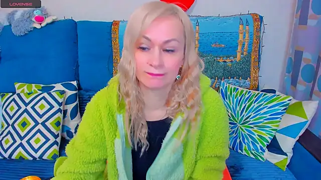 Snapshot of EllenMoore chatting on December 17, 2024, 2:33 am EllenMoore online show from December 17, 2024, 2:33 am