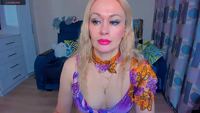 Snapshot of EllenMoore chatting on December 15, 2024, 5:45 am EllenMoore online show from December 15, 2024, 5:45 am