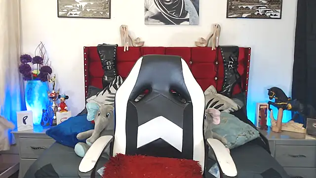 LeilaLopez online show from March 19, 2025, 4:57 am