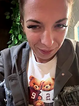 Almmaxxxx online show from September 17, 2025, 5:26 pm